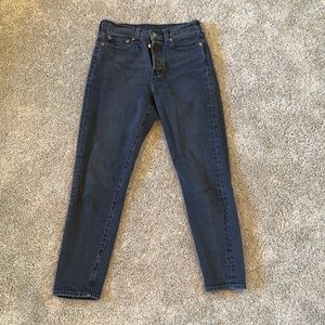 Boyfriend fit cropped Levi’s.